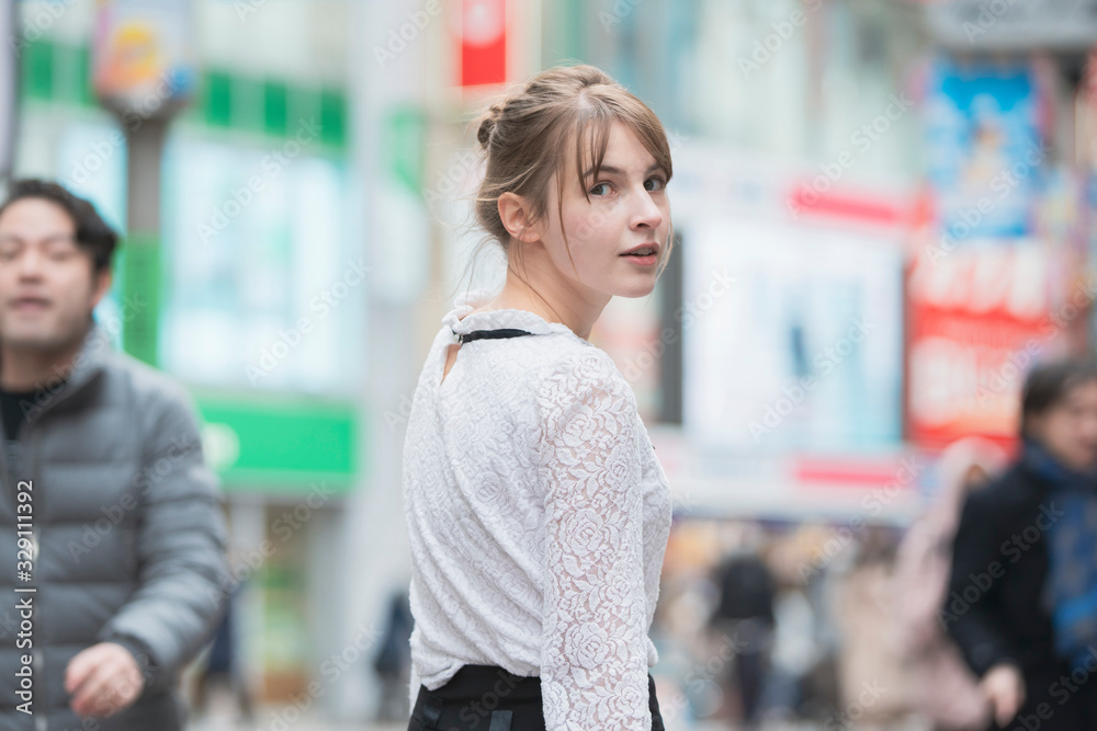日本・東京・渋谷を観光する女性 日本・東京・渋谷を観光する女性