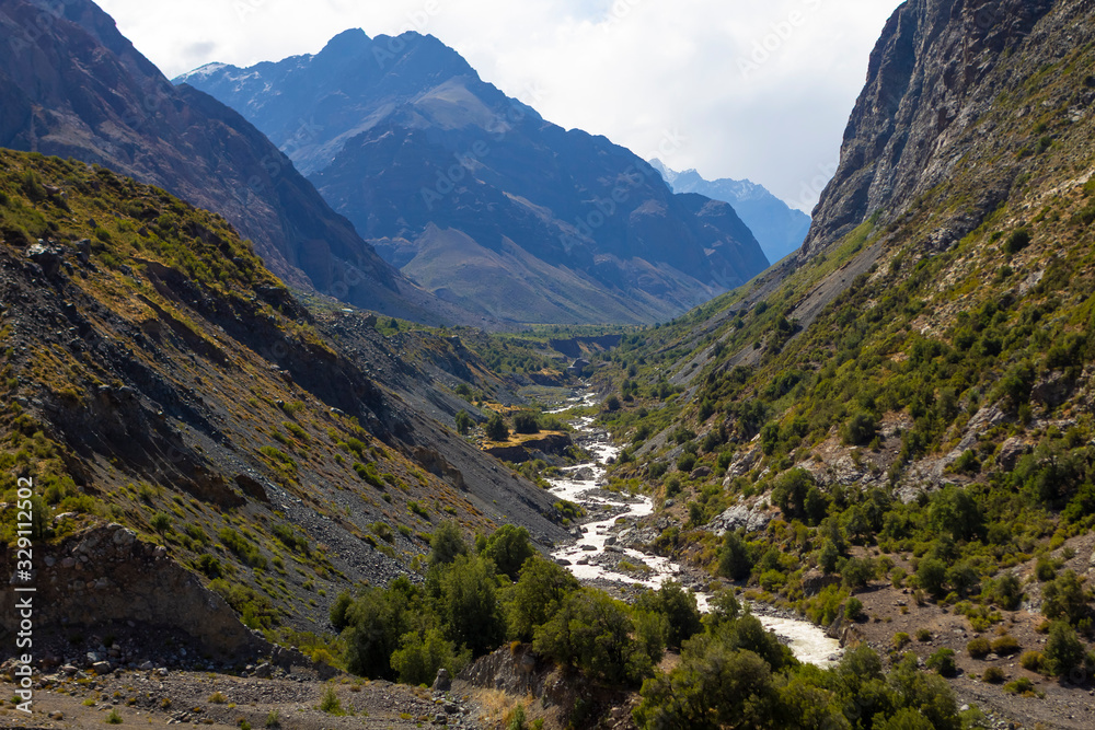 Fototapeta premium vale entre montanhas na Cordilheira dos Andes no Chile
