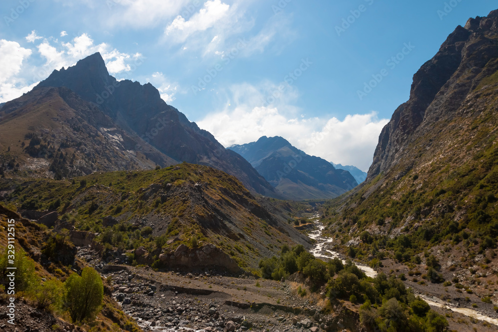 vale entre montanhas na Cordilheira dos Andes no Chile