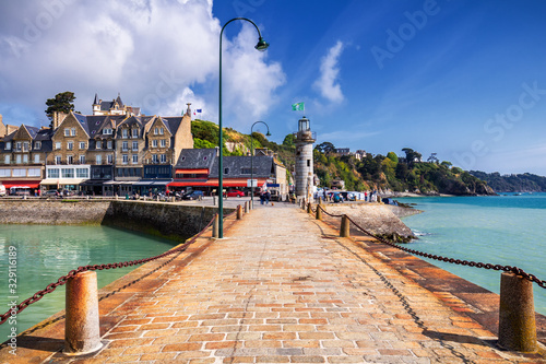 Foto Cancale view, city in north of France known for oyster farming, Brittany