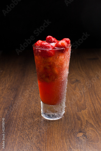 Bebidas e drinks refrescantes com frutas tropicias photo