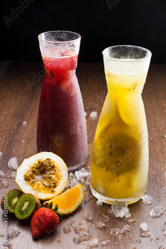 Bebidas e drinks refrescantes com frutas tropicias photo