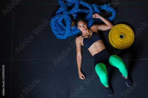 mulher deitada no chão da academia estilo Cross photo