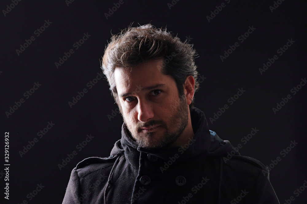 Obraz premium homem charmoso fazendo poses em fotos de estúdio