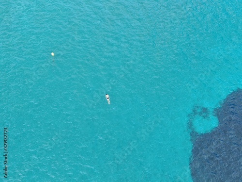 hombre nadando en el mar de una playa de Mallorca concepto de vacaciones y verano photo