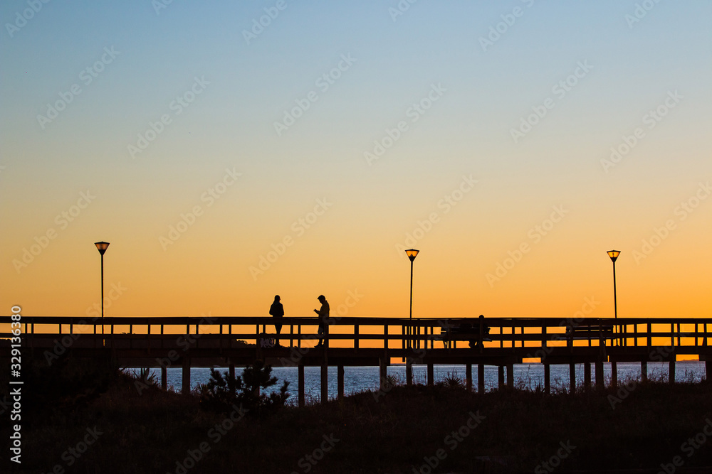 casal no deck porto de Punta del Este, Uruguai