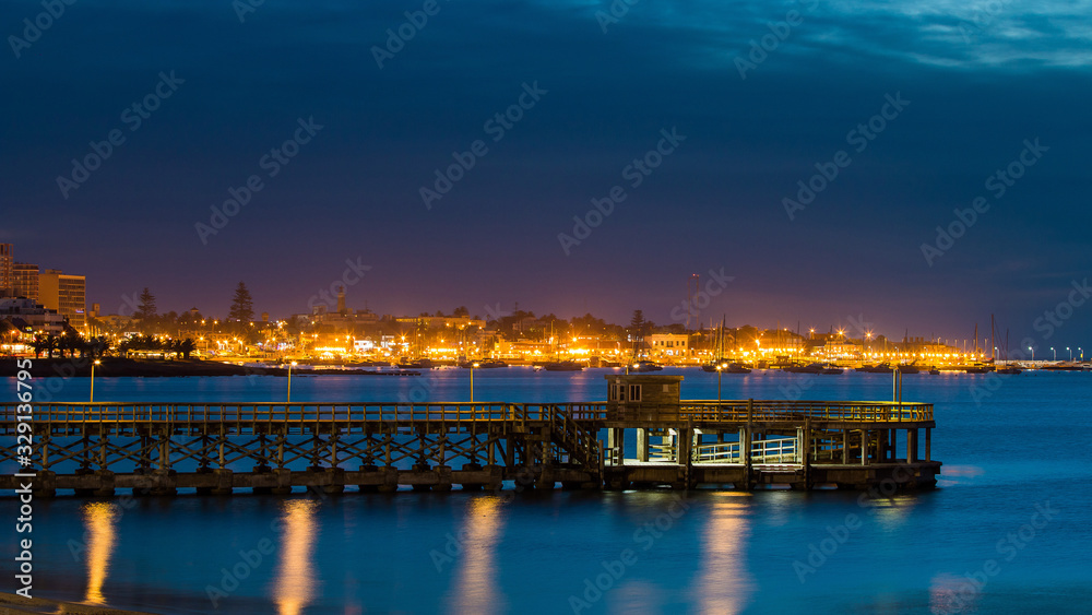 crepúsculo no deck porto de Punta del Este, Uruguai