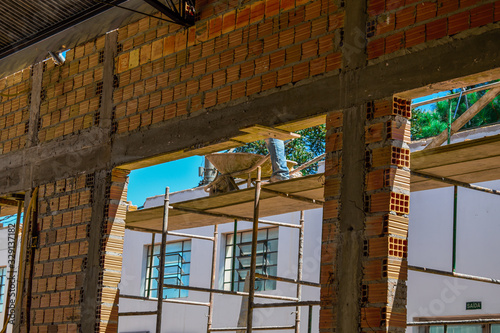 Construção de viga de concreto com suporte de madeira	