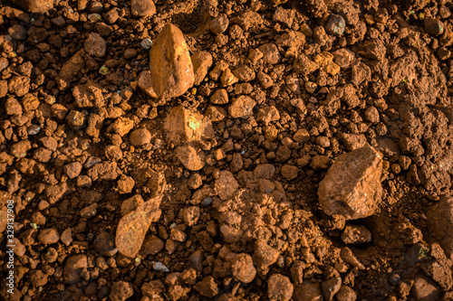 Terra marrom textura. Close up de  solo vermelho argiloso. Rochas e pedras. photo