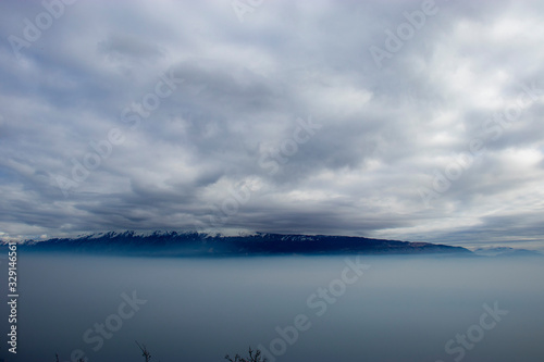 Fototapeta Naklejka Na Ścianę i Meble -  Nebbia sul lago di Garda
