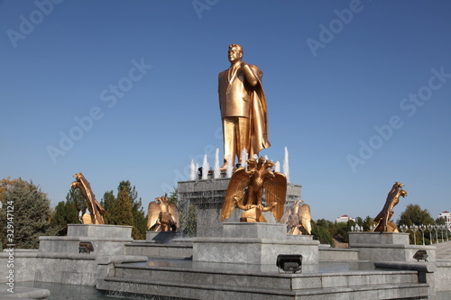Obraz na plátně The monument of independence in Ashgabat, Turkmenistan