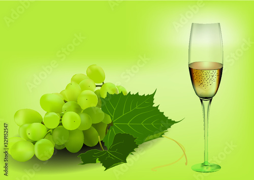 copa de vino con uvas verdes