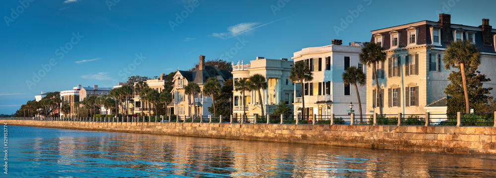 Naklejka premium Charleston South Carolina panoramic row of old historic federal style houses on Battery Street USA