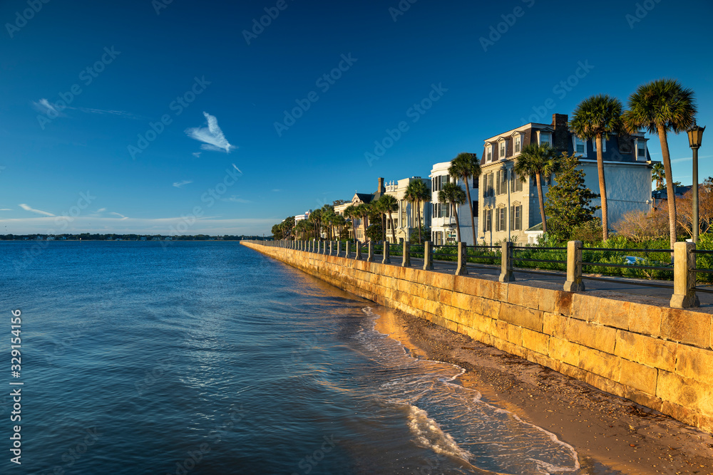 Obraz premium Charleston South Carolina row of old historic federal style houses on Battery Street USA