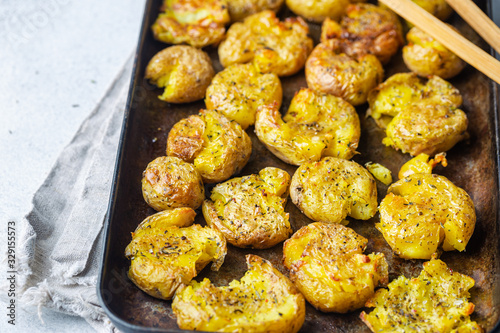 Billede på lærred Homemade baked smashed baby potatoes with garlic, salt and herbs
