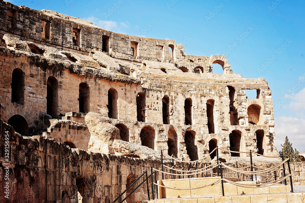 амфитеатр древнее строение в Тунисе