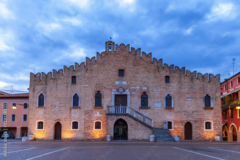 Municipio di Portogruaro, famoso trecentesco palazzo comunale a merlatura ghibellina.