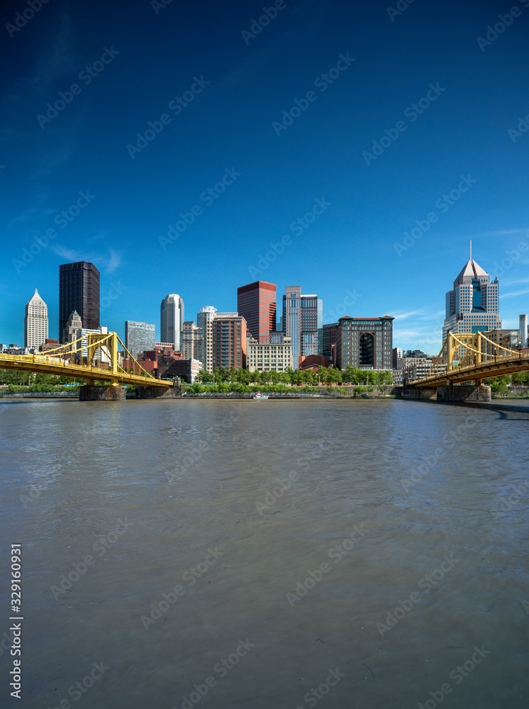 Naklejka premium Widok na panoramę miasta nad rzeką Allegheny i mostem Roberto Clemente w centrum miasta Pittsburgh, Pensylwania, USA
