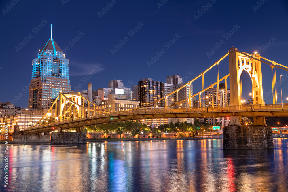 Obraz premium City skyline view over the Allegheny River and Roberto Clemente Bridge in downtown Pittsburgh Pennsylvania USA