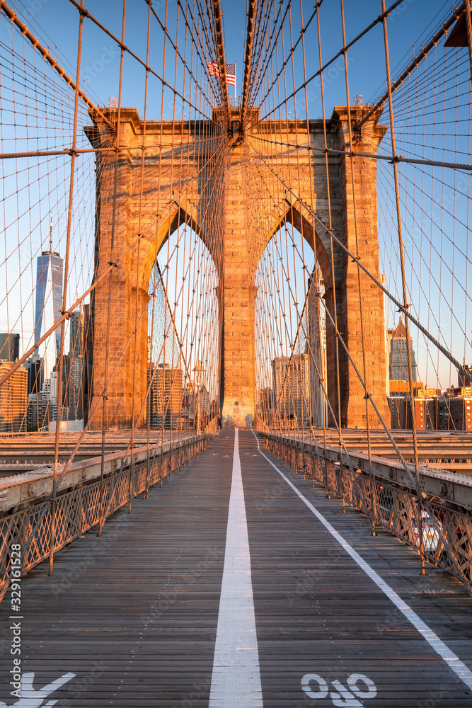 Fototapeta premium Ścieżka dla pieszych nad Mostem Brooklyńskim łącząca Manhattan Nowy Jork nad rzeką East River