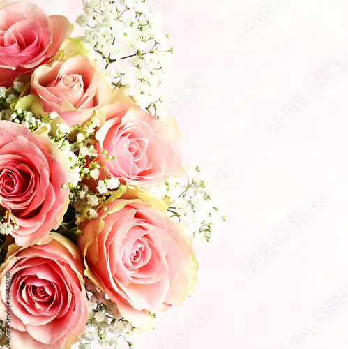 Bouquet di rose rosa con spazio libero per il testo. Sfondo per la cartolina. Vista dall alto.