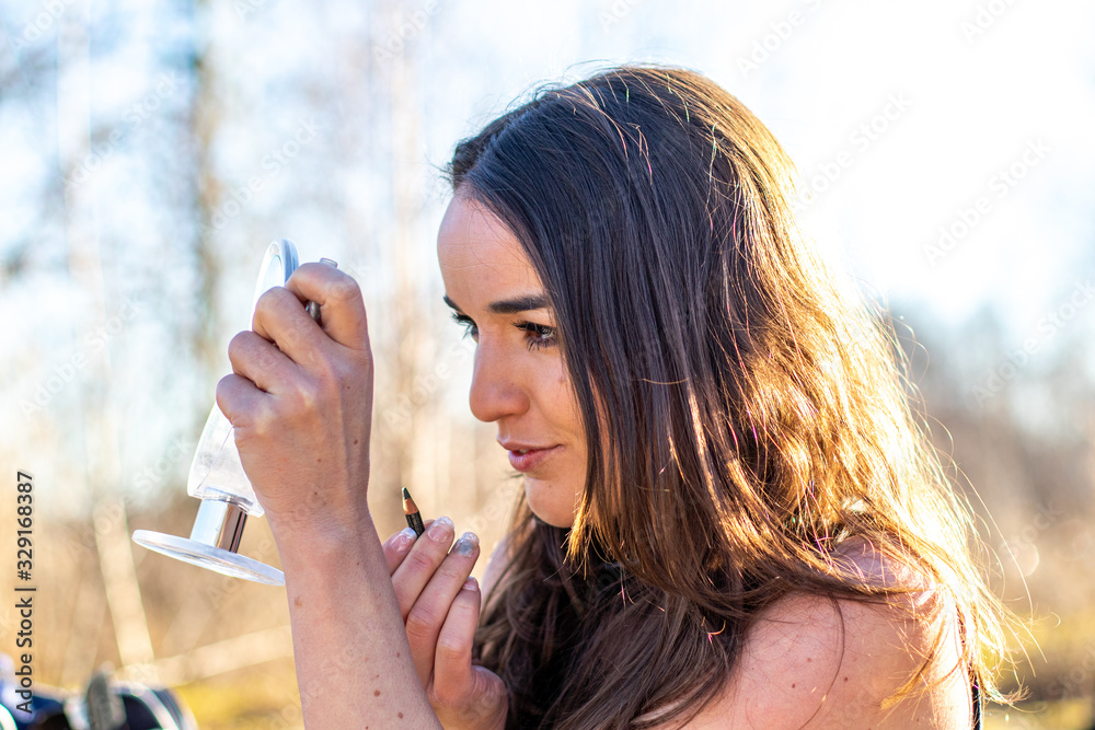 junge Frau modelt - Schminkpause junge Frau modelt - Schminkpause