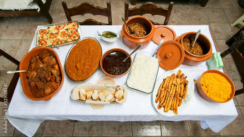 Cuadro en lienzo Mesa farta com comidas típicas baianas