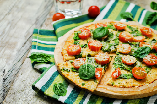 Bild auf Leinwand Cauliflower pizza crust with tomato and spinach