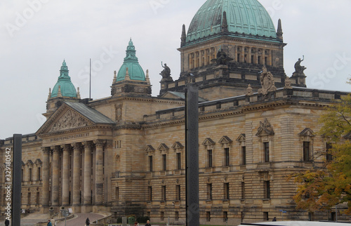 seiten- und totalansicht eines historischen gebäudes in Dresden Sachsen Deutschland