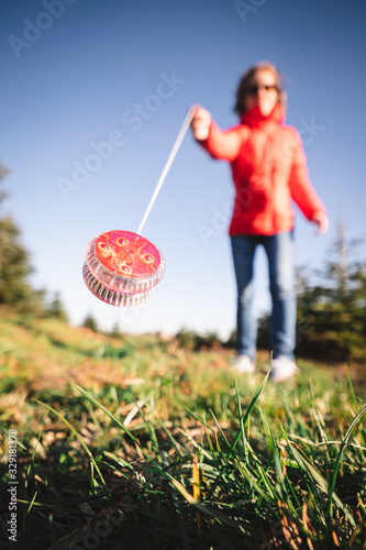 femme avec un yoyo