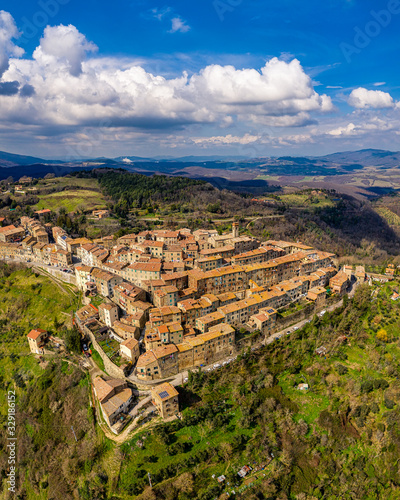 Fotografia aerea del paese di Chiusdino in Provincia di Siena