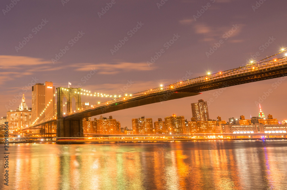 Fototapeta premium Night view of Manhattan and Brooklyn bridge