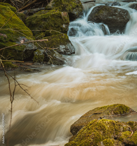 Wodospad kaskadowy w środku skandynawskiego lasu w pobliżu miejscowości Hestvika w Norwegii