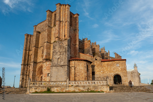  Iglesia gótica de Santa María, en la localidad cántabra de Castro Urdiales en el Camino de Santiago del Norte. © Orion76