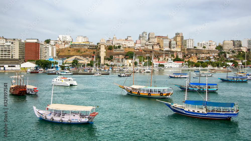 Barcos ancorados no mar em orla de Salvador na Bahia