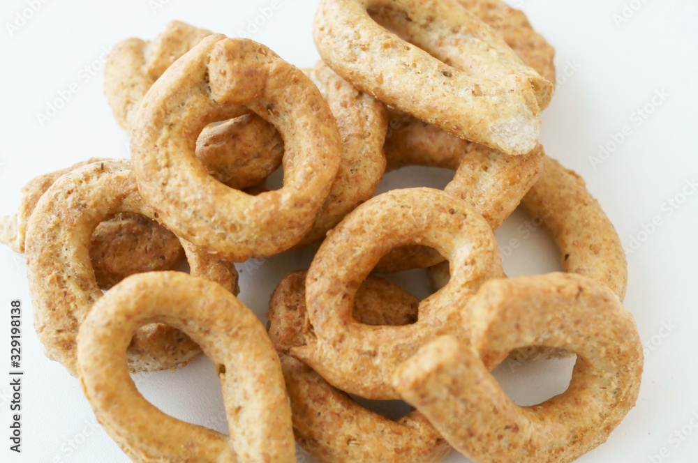 Taralli pugliesi preparati con farina integrale ai cereali