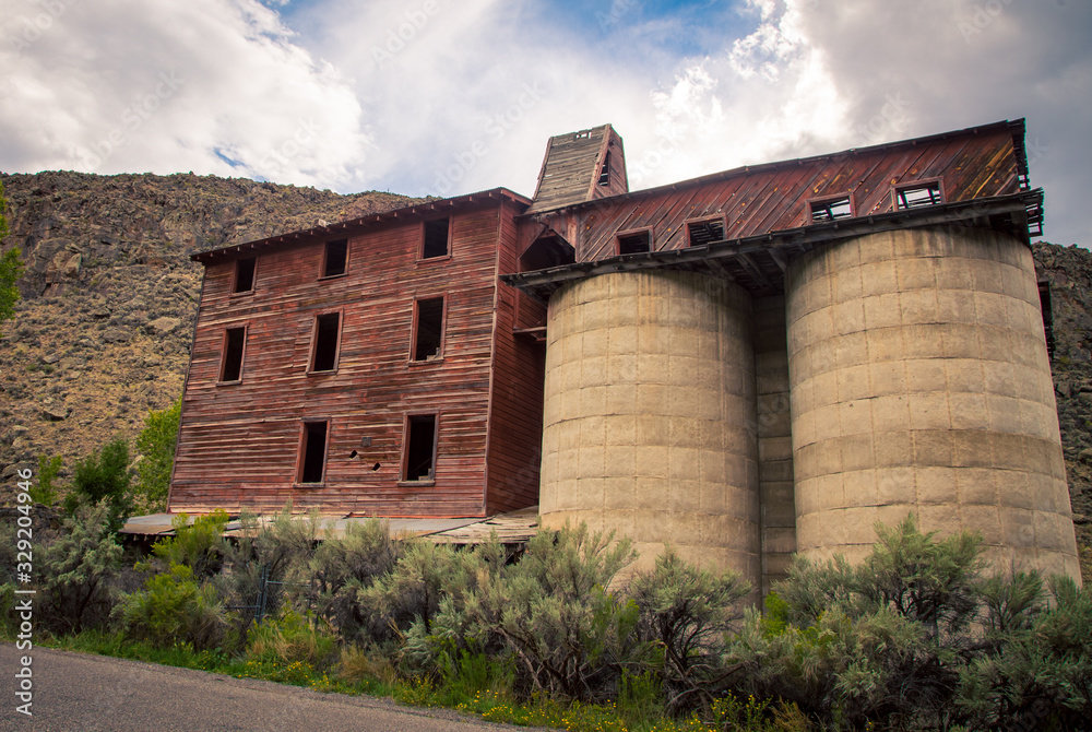 abandon wooden building in Utah