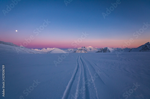 Na lodowcu o zachodzie słońca, poludniowy Spitsbergen