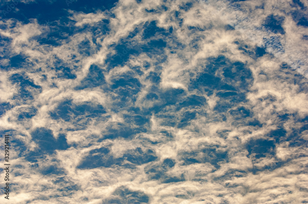 Wolkenschleiher am Himmel mit blauem Hintergrund