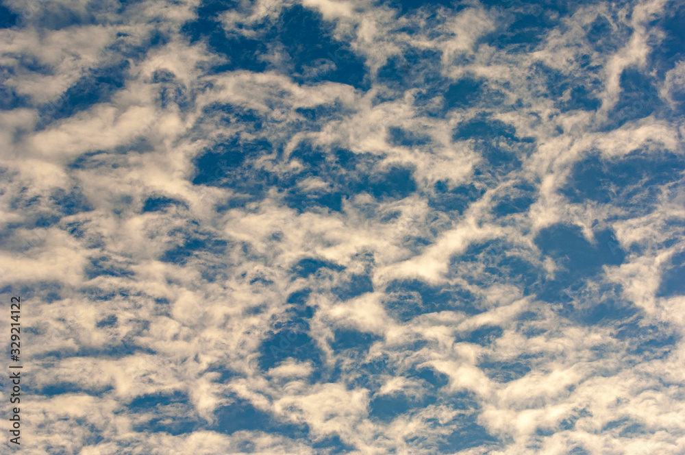 Wolkenschleiher am Himmel mit blauem Hintergrund