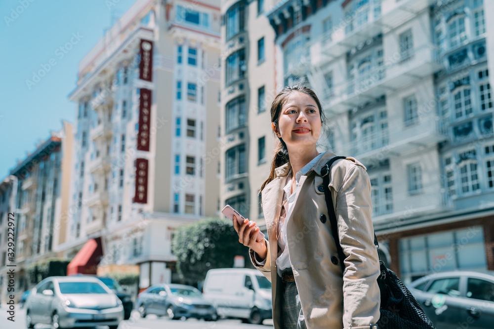 Φωτογραφία happy young stylish pretty asian chinese woman with cellphone in city streets