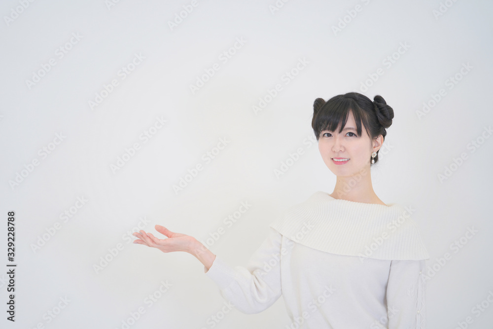 白バック　指を指す女性