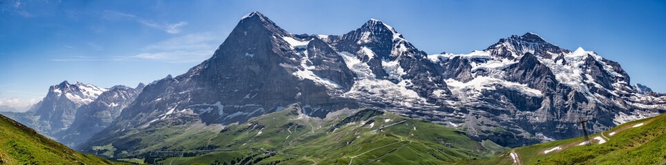 Foto auf Acrylglas Alpen Schweiz, Panoramablick auf Eiger, Mönch und Jungfraujoch und grüne Alpen rund um Mannlichen  © AlehAlisevich