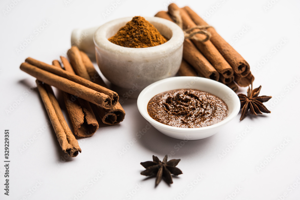 Cinnamon Honey Ayurvedic Face mask made using daalacheenee or Dalchini powder mixed with Shahad, selective focus Cinnamon Honey Ayurvedic Face mask made using daalacheenee or Dalchini powder mixed with Shahad, selective focus