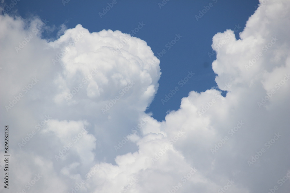 Obraz premium the beauty of white clouds in the blue sky