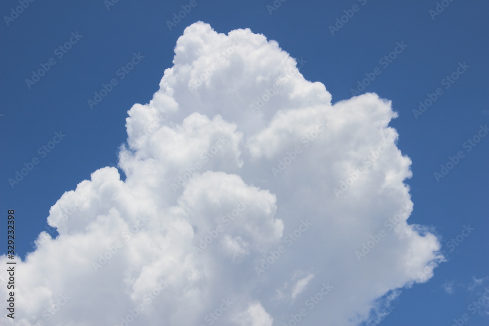Naklejka premium the beauty of white clouds in the blue sky