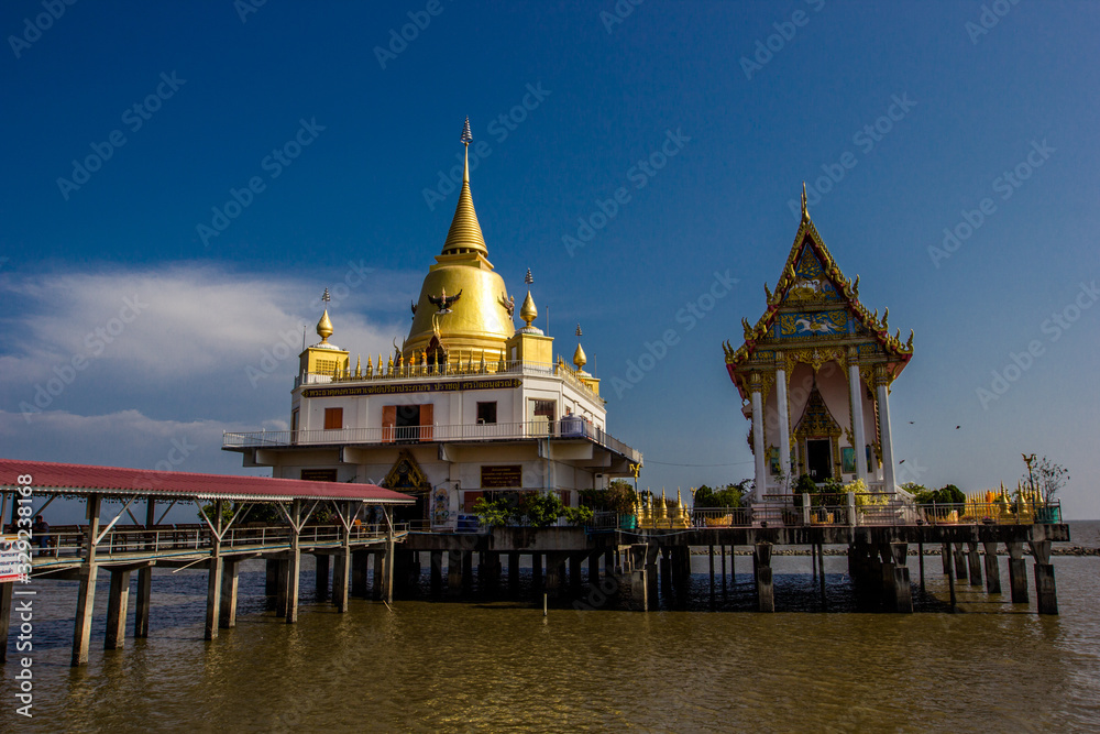 Naklejka premium Background of Religious Attractions, Wat Hong Thong, Seafront Location in Samut Prakan,Thailand, Minnan is always frequented by tourists