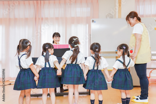 Wallpaper Mural こども園・幼稚園・保育園で楽しく歌を歌う子ども Torontodigital.ca