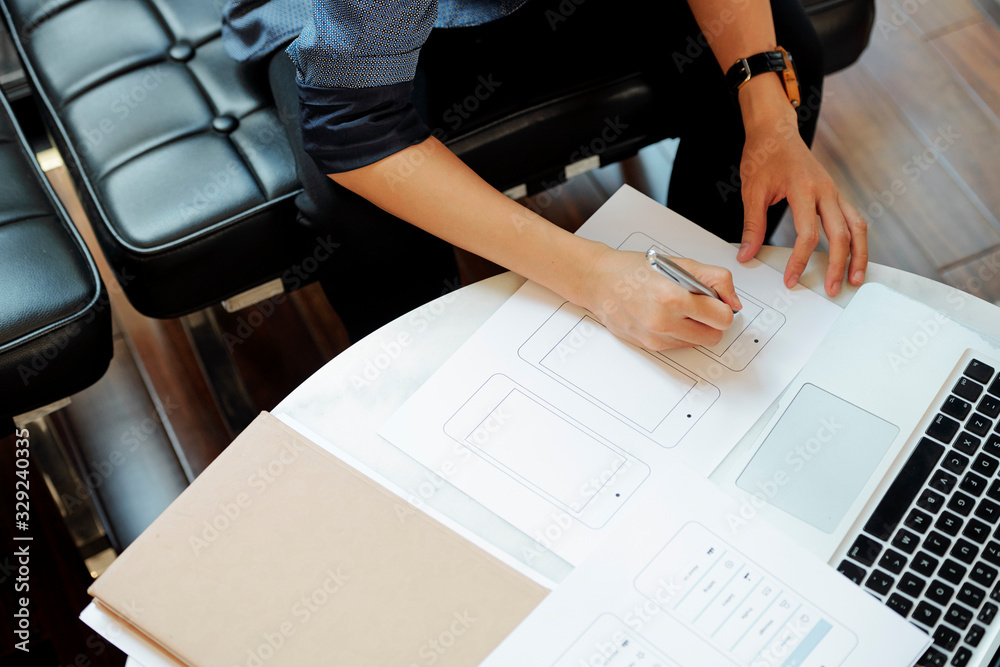 Φωτογραφία Close-up image of female UX designer drawing mockup of mobile application for ne