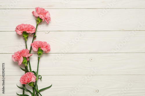фотографія Pink carnation flower bouquet on white wood.